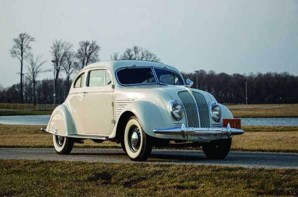 Представен през 1934 г., Airflow прекъсва всички връзки с предишните модели на DeSoto благодарение на аеродинамичния дизайн, характеризиращ се с плавни линии и фарове, интегрирани в предницата. Той е също толкова революционен под ламарината, защото използваше конструкция с едно тяло. DeSoto предлага Airflow в четири стила на каросерията, включително купе (на снимката) и седан.

Продава близо 14 000 автомобила през 1934 година в сравнение с 22 736 предходната. Шофьорите очевидно са имали трудности да свикнат с футуристичните линии на Airflow и компанията пуска по-конвенционален модел, наречен Airstream. Версияите на Chrysler и  Volvo се сблъсква с подобни проблеми &ndash; те са твърде напред във времето.